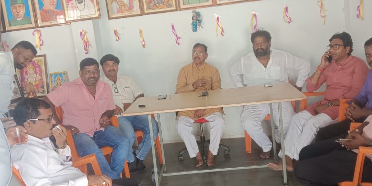 आधी दोस्ती , मग कुस्ती