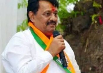 दक्षिणमध्ये ‘ बापू ‘ समर्थकांची घालमेल