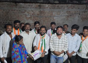 काॅंग्रेसचे अनंत म्हेत्रे यांनी जाणून घेतल्या मतदारांच्या अडचणी