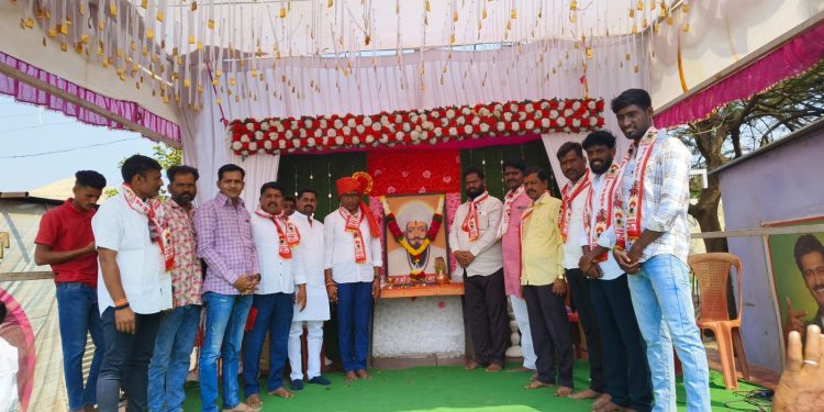 सेवालाल महाराज जयंतीनिमित्त बंजारा समाजाकडून अभिवादन