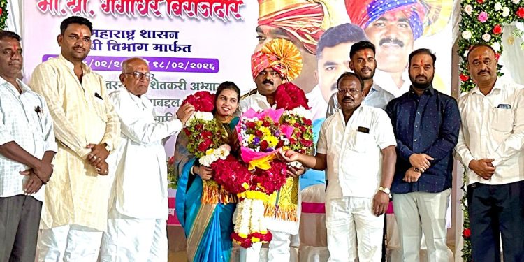 इस्त्राईल दौरा करून आलेल्या शेतकर्‍याचा सत्कार