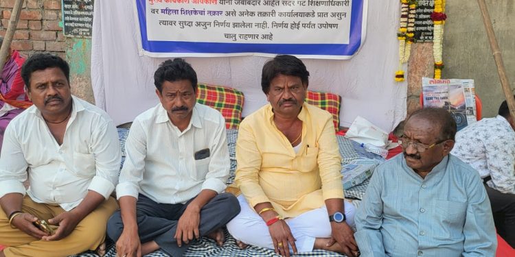 गटशिक्षण अधिकार्यांना निलंबित करा