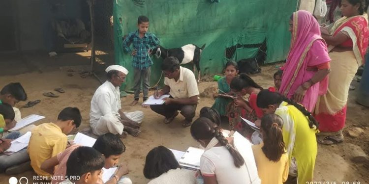 मराठी भाषेच्या संवर्धनासाठी ग्रामीण शब्द शोधणारा सरकारी अधिकारी