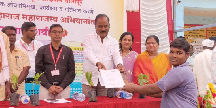 “समाधान शिबिरा”मधून लाभार्थ्यांचे समाधान