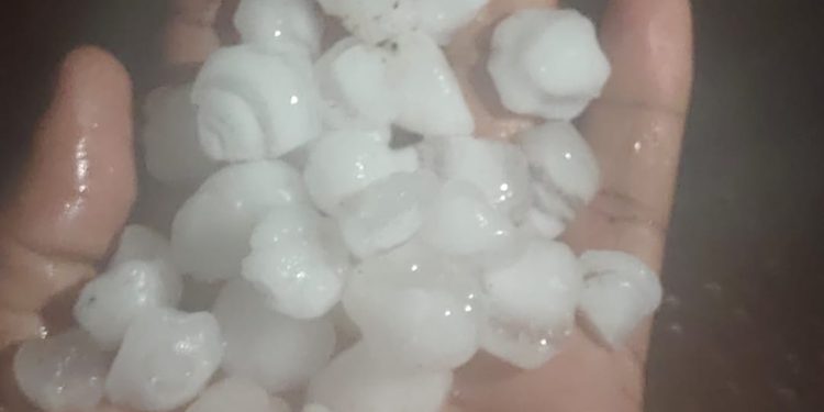 अक्कलकोटमध्ये गारांचा पाऊस