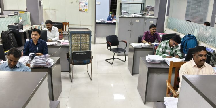 मार्च अखेरची कामे युद्धपातळीवर सुरू
