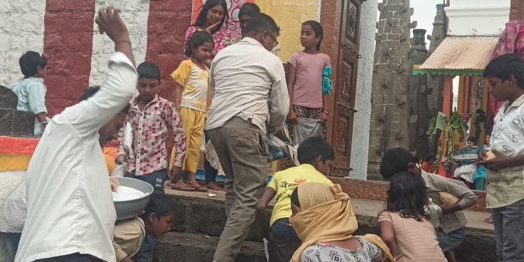 “या” गावात नववर्षाच्या स्वागताला ‘गुळ’ वाटण्याची प्रथा