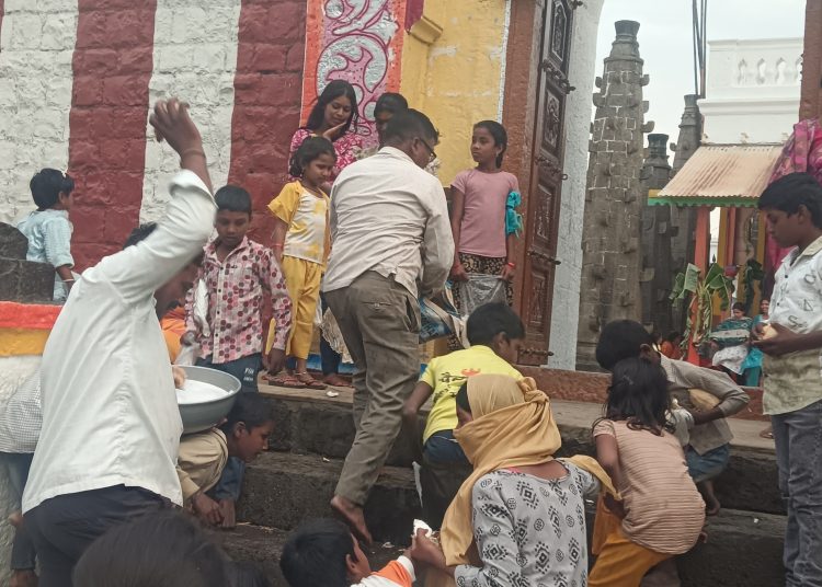 “या” गावात नववर्षाच्या स्वागताला ‘गुळ’ वाटण्याची प्रथा