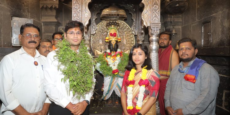 जिल्हाधिकारी कार्तिकेयन एस. यांनी घेतले विठ्ठल रुक्मिणी मातेचे दर्शन