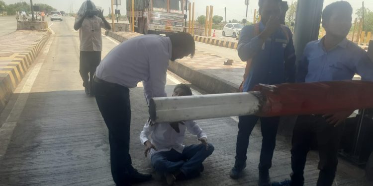 नांदणी टोल नाक्यावर वाहनचालकांची लूट