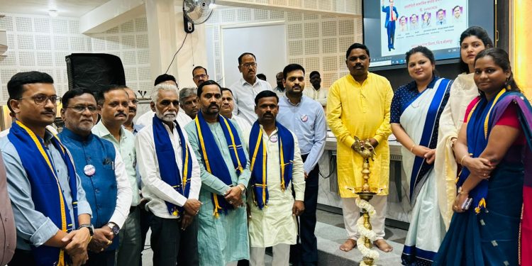 सोलापूर जिल्हा परिषदेत भारतरत्न डॉ. बाबासाहेब आंबेडकर यांना अभिवादन