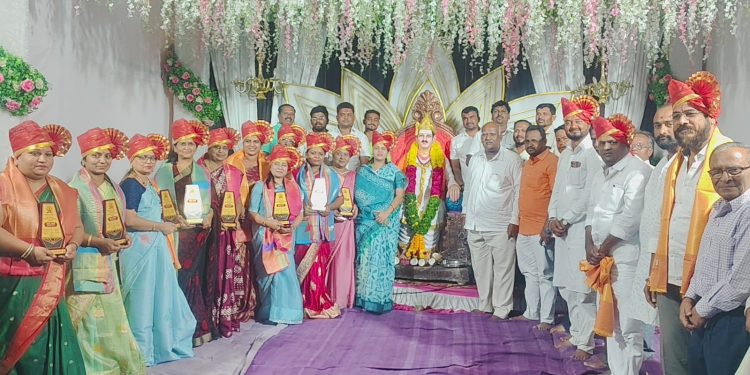 जुळे सोलापूरात महात्मा बसवेश्वर जयंतीनिमित्त ‘कर्तृत्ववान महिलां’चा सन्मान