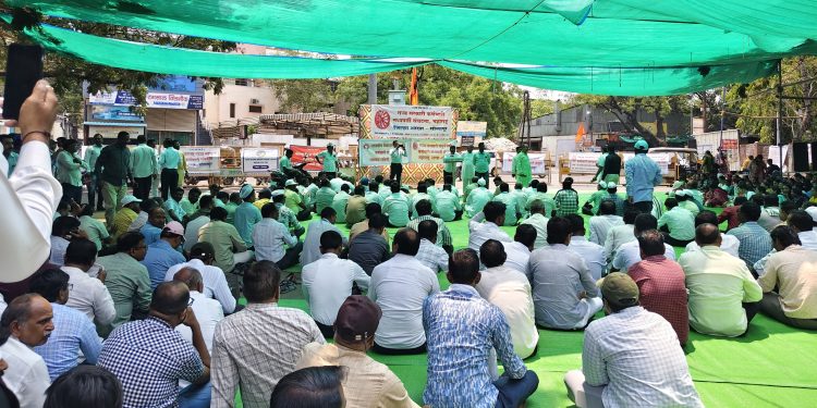 ‘ पेन्शन आमच्या हक्काची’ म्हणत शासकीय कर्मचारी संपावर