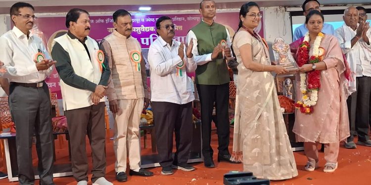 स्नेहंका बोधनकर चंद्रकांत निंबाळकर पुरस्काराने सन्मानित