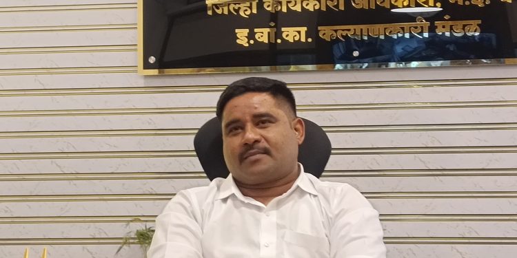 बांधकाम कामगार कार्यालयात एजंटाना “नो एन्ट्री”