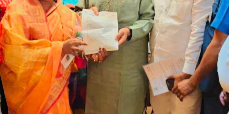 उद्योग- व्यवसायातून महिलांना स्वयंपूर्ण करण्यासाठी केंद्रियमंत्री गडकरी यांना “ताईं”चे निवेदन