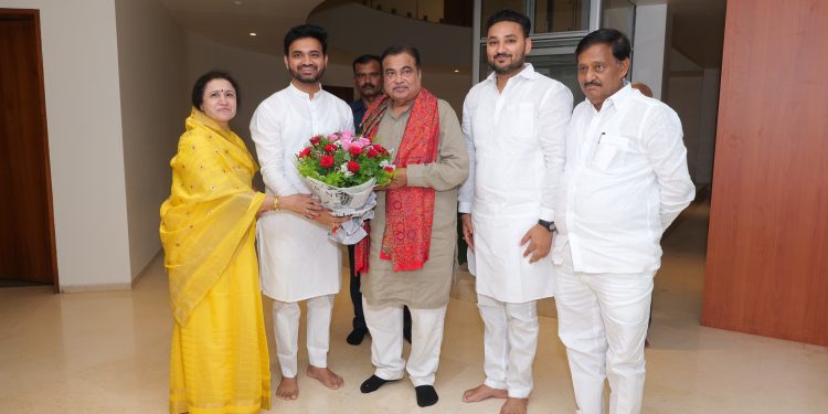 नागपूरच्या मंत्र्यांचे आमदार सुभाष देशमुख यांच्यावर “विशेष प्रेम”