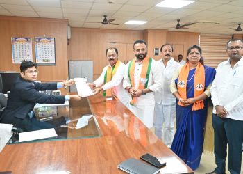 विधानपरिषदेसाठी बार्शीचे राजाभाऊ राऊत यांचा उमेदवारी अर्ज दाखल