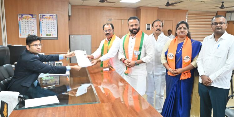 विधानपरिषदेसाठी बार्शीचे राजाभाऊ राऊत यांचा उमेदवारी अर्ज दाखल