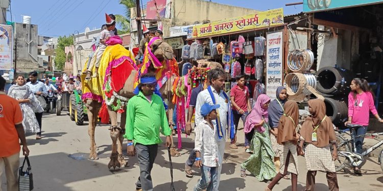 उंटावरील मिरवणूकीने मुले भारावली.