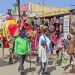 उंटावरील मिरवणूकीने मुले भारावली.