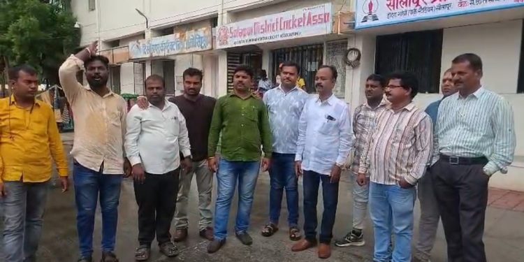 खासदार संजय दिना पाटील यांच्या विरोधात पत्रकारांचे निदर्शन
