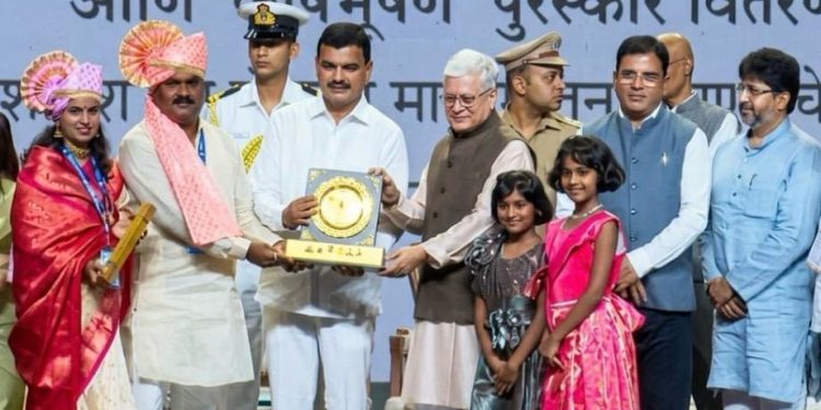 गंगाधर बिराजदार यांचा राज्यपालांच्या हस्ते गौरव , शेतीमधील उल्लेखनीय कार्याची राज्य शासनाकडून दखल