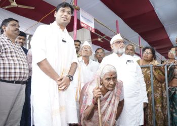 वयोवृद्ध जोडप्यांना घडवले विठ्ठलाचे थेट दर्शन