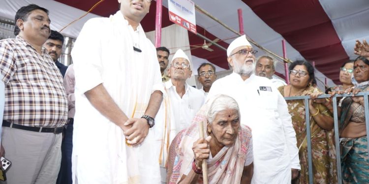 वयोवृद्ध जोडप्यांना घडवले विठ्ठलाचे थेट दर्शन