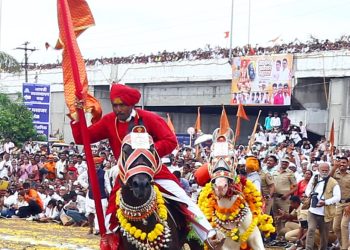 ‘माऊलीं’च्या पालखीचे खुडूसमध्ये दुसरे गोल रिंगण संपन्न