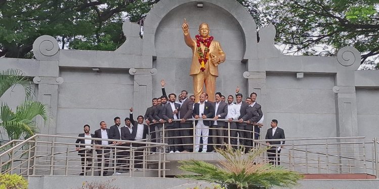 सोलापूरात ४०० वकिलांनी केला दिल्लीच्या घटनेचा निषेध