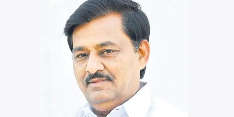 गटसचिवांच्या बेकायदेशीर बदल्या रद्द करा. आमदार देशमुखांचा विभागीय सहनिबंधकांना पत्र