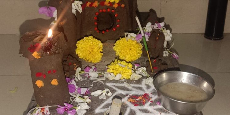 “गुळव्वा” मातीतून जन्मलेला आनंदोत्सव – सोलापूरच्या सीमेवरचा अनोखा बालसण