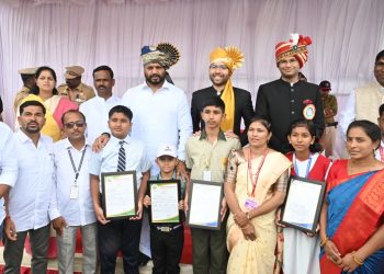 विविध पुरस्कारांचे पालकमंत्र्यांच्या हस्ते वितरण