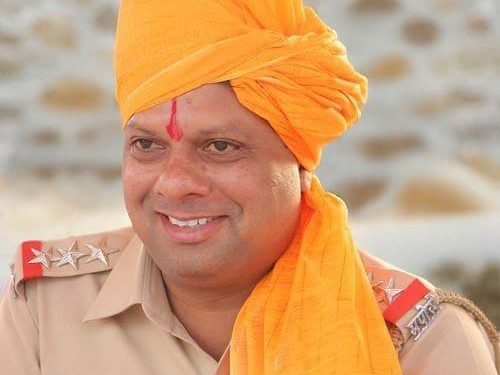 पोलीस उपअधीक्षक अजित त्रिपुटे यांचा उत्कृष्ट सेवा पदकाने सन्मान