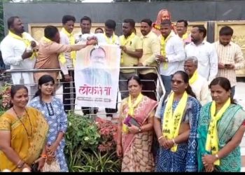 महसूलमंत्री चंद्रशेखर बावनकुळे यांच्या प्रतिमेस दुग्धाभिषेक