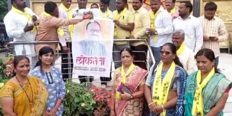 महसूलमंत्री चंद्रशेखर बावनकुळे यांच्या प्रतिमेस दुग्धाभिषेक