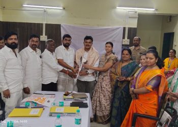 विद्यार्थ्यांच्या सर्वांगीण विकासाच्या उपक्रमांची दखल, दक्षिणच्या बीडीओंचा अभिनंदन आणि सत्कार