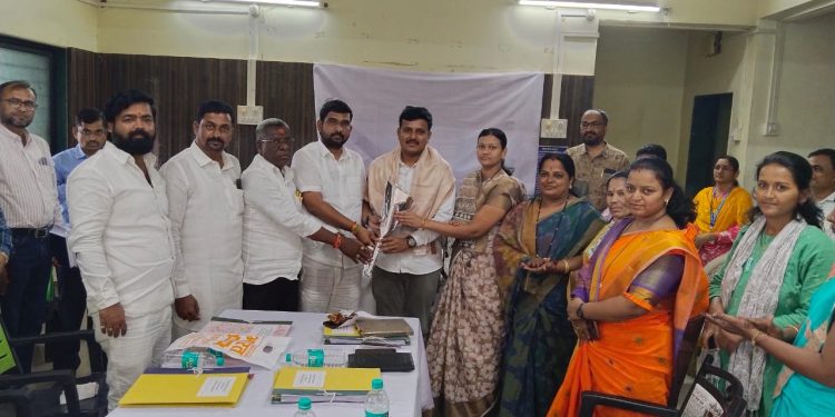 विद्यार्थ्यांच्या सर्वांगीण विकासाच्या उपक्रमांची दखल, दक्षिणच्या बीडीओंचा अभिनंदन आणि सत्कार