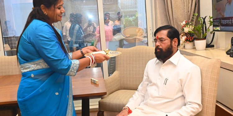खा. डॉ. ज्योती वाघमारे यांनी उपमुख्यमंत्री एकनाथ शिंदे यांना बांधली राखी