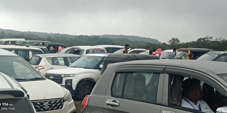 तीन दिवस शाळा बंद; भीमाशंकरात भाविकांचा महापूर, २ किमी लांब रांगा , दर्शनासाठी पाच तास प्रतीक्षा