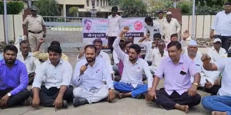 सिद्धेश्वर कारखान्यावर “थकीत उसबीला”साठी आंदोलन