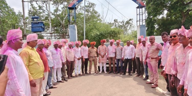 “बाप्पा”च्या मिरवणुकीत खाकीचा जल्लोष!