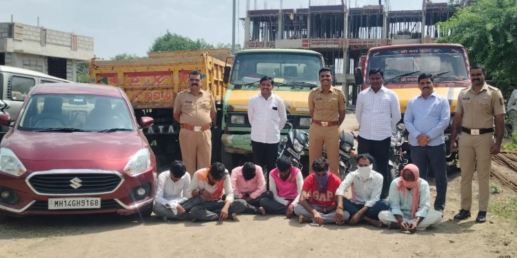 मंद्रूप पोलिसांचा सीना नदीत मध्यरात्री धाडसी कारवाई,