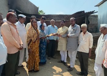 जळीतग्रस्त कोळी कुटुंबाला एमके. यांचा मदतीचा हात