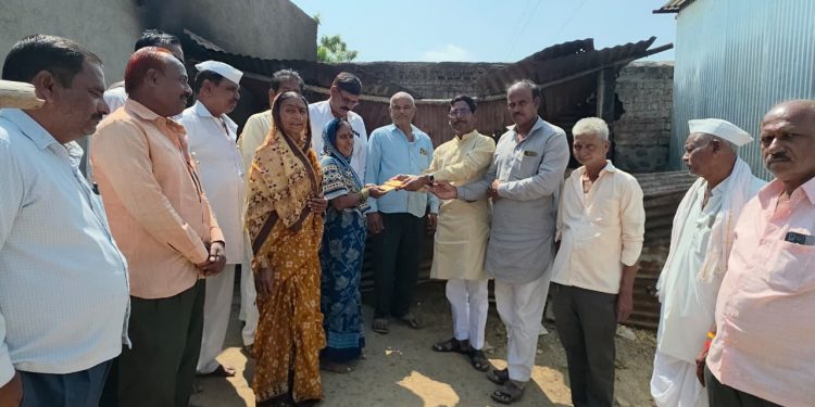 जळीतग्रस्त कोळी कुटुंबाला एमके. यांचा मदतीचा हात