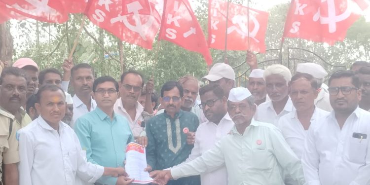किसान सभेचे ठिय्या आंदोलन