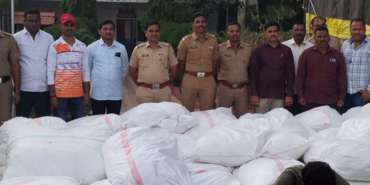 कंदलगाव येथे २८ लाखांचा गुटखा जप्त
