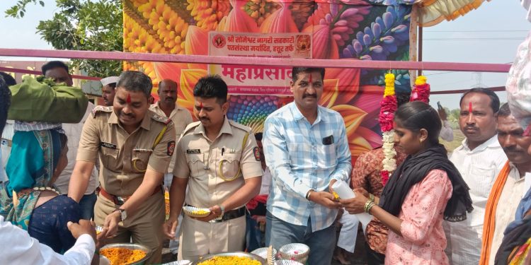 तुळजापूरला पायी जाणाऱ्या भाविकांसाठी श्री सोमेश्वर पतसंस्थेचा महाप्रसाद